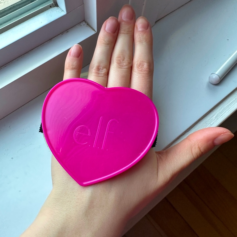 FREE WITH PURCHASE - E.L.F. Heart-Shaped Makeup Mixing Palette